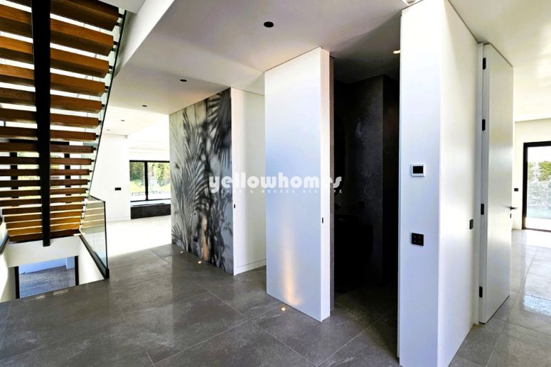 Exclusive 4-bed Contemporary Golf Front Villa with Stunning Views in Vilamoura